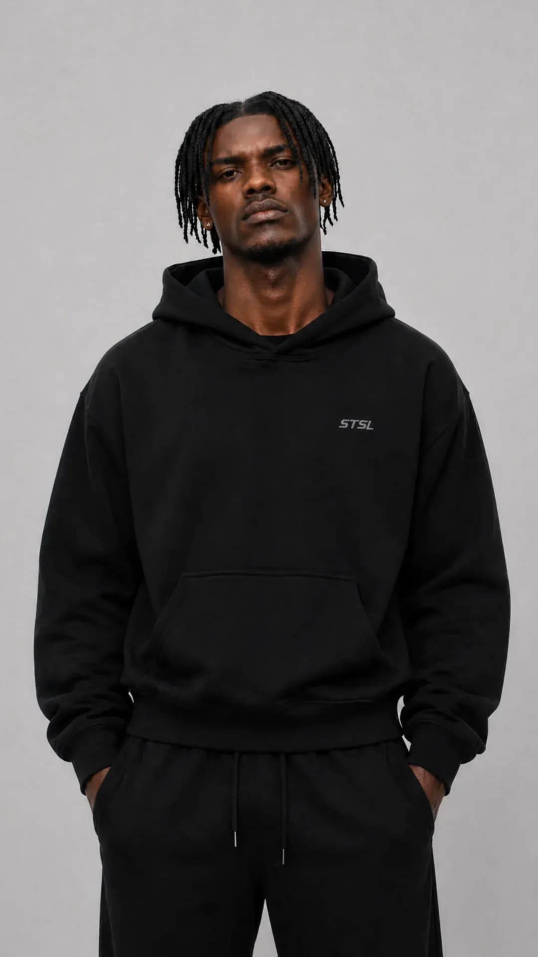 Premium Komfort. Zeitloser Stil. Der STSL® Hoodie wurde für Menschen entwickelt, die Wert auf Qualität, Passform und ein cleanes Design legen.