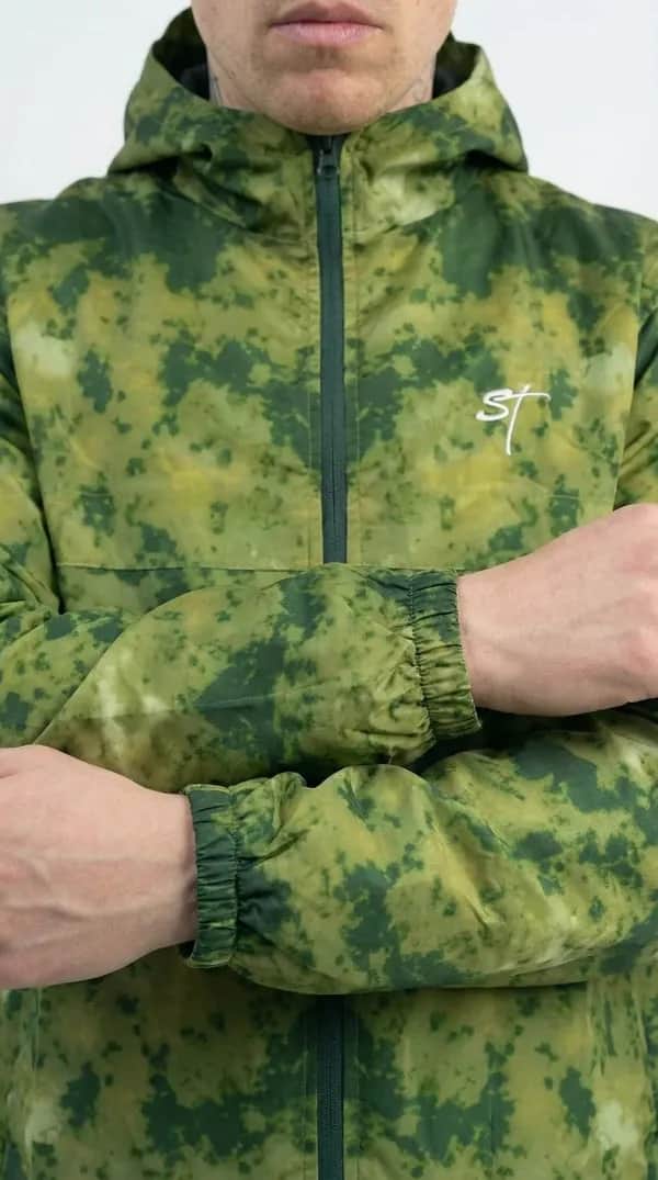 Streetwear Outfit zusammenstellen – Hoodie, Shirt und Jogger